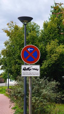 Yeşiller parkında çekici uyarısı olan bir park yeri yok..