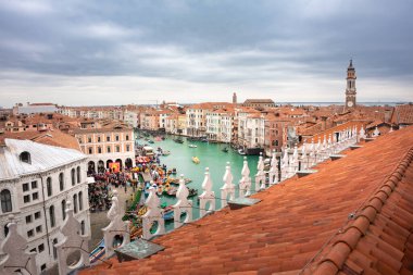 Venedik, İtalya 'da gondollu Büyük Kanal