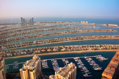 Dubai 'deki Palm Jumeirah Adası, modern mimari, plajlar ve villalar.