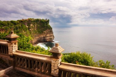 Endonezya, Bali 'de okyanus kıyısında Uluwatu uçurumu