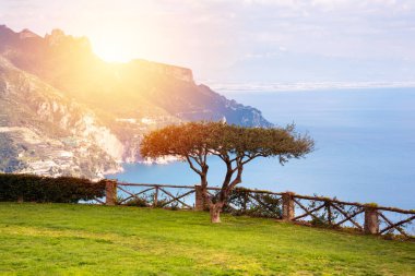 İtalya 'nın Amalfi sahillerine bakan Ravello' daki bir parkın manzarası.