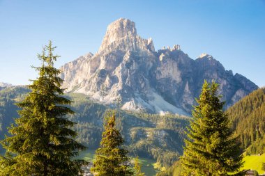 Kuzey İtalya 'da Dolomite Alpleri, güzel dağ manzarası