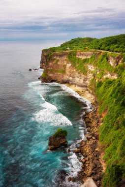 Endonezya, Bali 'de okyanus kıyısında Uluwatu uçurumu