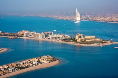 Dubai 'deki Palm Jumeirah Adası, günbatımında, modern mimari, plajlar ve villalar