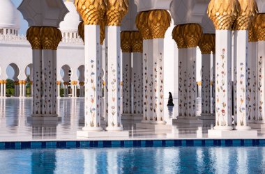 Şeyh Zayed, Abu Dabi şehrindeki beyaz mermer camii, BAE
