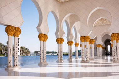 Şeyh Zayed, Abu Dabi şehrindeki beyaz mermer camii, BAE