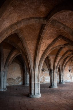İtalya 'da antik bir villanın sütunları ve kemerleri olan bir mahzen.
