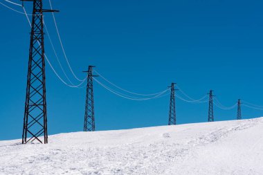 Kışın kablolu elektrik yığını.