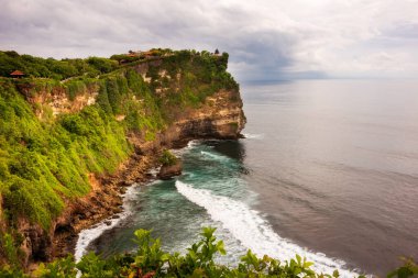 Endonezya, Bali 'de okyanus kıyısında Uluwatu uçurumu