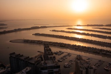 Dubai 'deki Palm Jumeirah Adası, modern mimari, plajlar ve villalar.