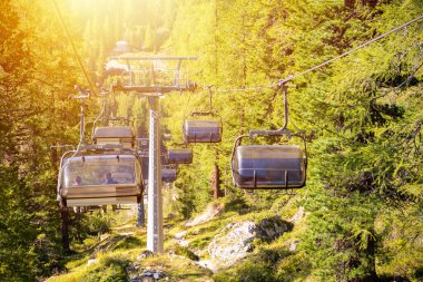 Yazın Dolomite dağlarında kablolu araba.