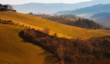 Sonbaharda kırsal alanlar, tepeler arasında tarım alanları