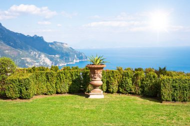 Ravello 'da Amalfi sahili manzaralı bahçe terası, İtalya
