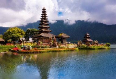 Pura Ulun Danu Bratan, Endonezya, Bali 'deki Hindu tapınağı.