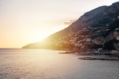 Yazın gün batımında İtalya 'da güzel Amalfi kıyıları