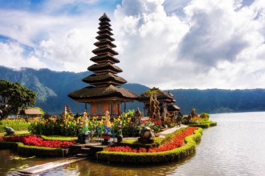 Pura Ulun Danu Bratan, Endonezya, Bali 'deki Hindu tapınağı.