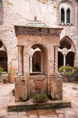 İtalya 'da antika bir villanın iç bahçesi ya da verandası.