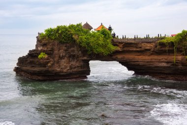 Endonezya 'daki Bali adasında tapınağı ve yeşil bitkileri olan bir kemer taşı.