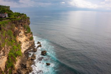 Endonezya, Bali 'de okyanus kıyısında Uluwatu uçurumu