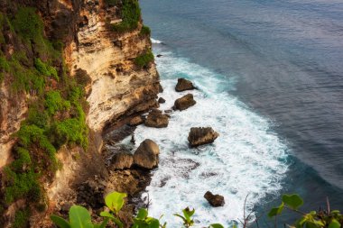 Endonezya, Bali 'de okyanus kıyısında Uluwatu uçurumu