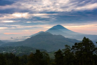 Endonezya, Bali 'deki dağ manzarası. Batur ve Agung Yanardağları