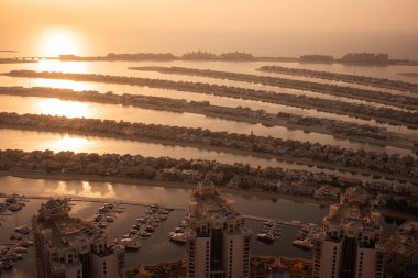 Dubai 'deki Palm Jumeirah Adası, modern mimari, plajlar ve villalar.