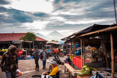 Bali, Endonezya. Tipik Asya pazarı meyve satıyor.