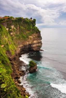 Endonezya, Bali 'de okyanus kıyısında Uluwatu uçurumu