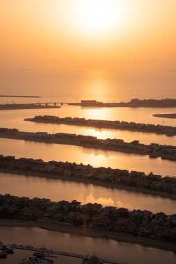Dubai 'deki Palm Jumeirah Adası, modern mimari, plajlar ve villalar.