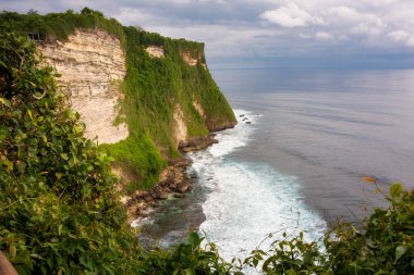 Endonezya, Bali 'de okyanus kıyısında Uluwatu uçurumu