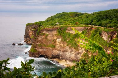 Endonezya, Bali 'de okyanus kıyısında Uluwatu uçurumu