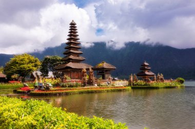Pura Ulun Danu Bratan, Endonezya, Bali 'deki Hindu tapınağı.