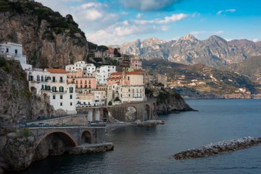 İtalya 'daki Amalfi sahili, kayalık sahillerdeki küçük Atrani kasabası.