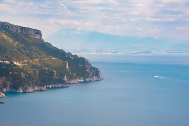 İtalya 'daki deniz kıyısının panoramik manzarası. Akdeniz kıyı manzarası