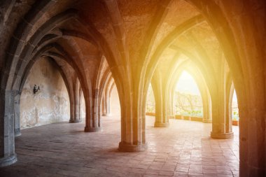 İtalya 'da antik bir villanın sütunları ve kemerleri olan bir mahzen.