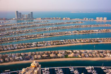 Dubai 'deki Palm Jumeirah Adası, günbatımında, modern mimari, plajlar ve villalar