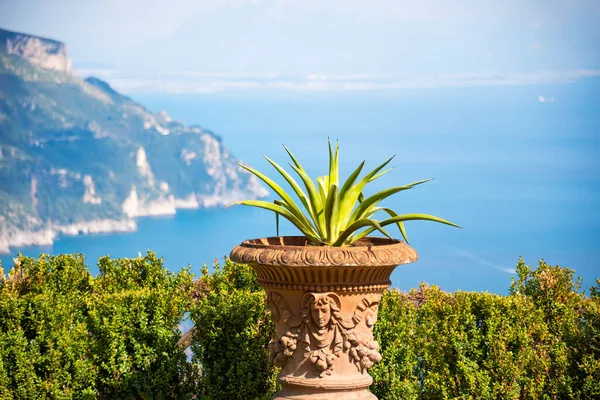Scénický Výhled Zahradní Terasu Ravellu Výhledem Pobřeží Amalfi Itálie — Stock fotografie