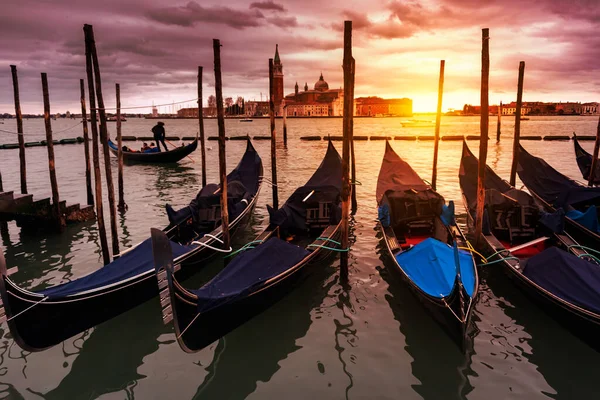Gondeln Venedig Neben Dem Markusplatz Berühmtes Wahrzeichen Italiens — Stockfoto