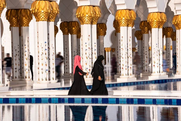 Şeyh Zayed, Abu Dabi şehrindeki beyaz mermer camii, BAE