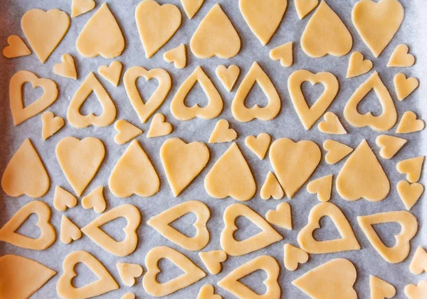 Kalp Şeklinde Yapımı Kurabiyeler Sevgililer Günü Için Pişirildi — Stok fotoğraf
