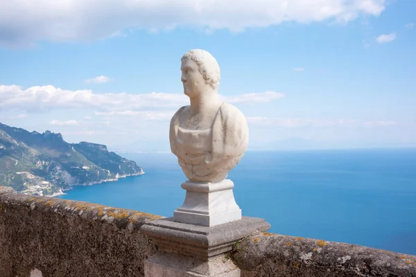 Taras Willi Cimbrone Marmurowymi Posągami Nad Morzem Widokiem Wybrzeże Amalfi — Zdjęcie stockowe
