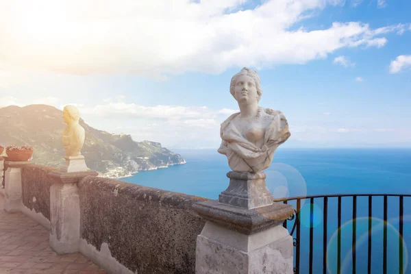 Taras Willi Cimbrone Marmurowymi Posągami Nad Morzem Widokiem Wybrzeże Amalfi — Zdjęcie stockowe