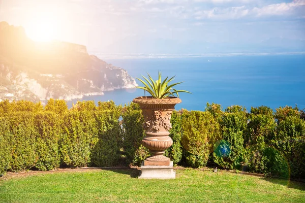 Widok Ogród Ravello Widokiem Wybrzeże Morza Amalfi Włochy — Zdjęcie stockowe