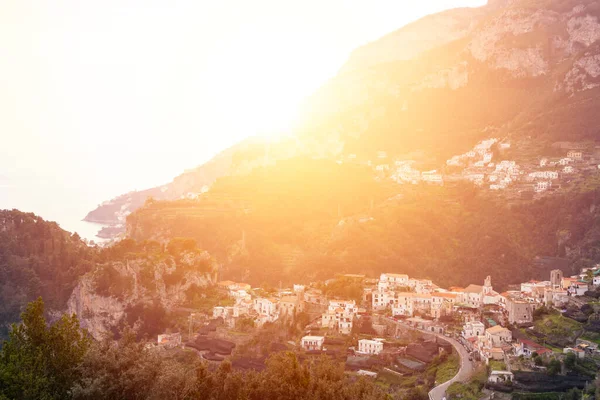 Małe Miasteczko Górach Widziane Ravello Wybrzeżu Amalfi Włochy — Zdjęcie stockowe