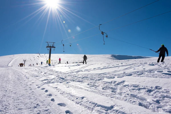 Skiliftbenutzer Sonnigen Wintertagen Einem Skigebiet — Stockfoto
