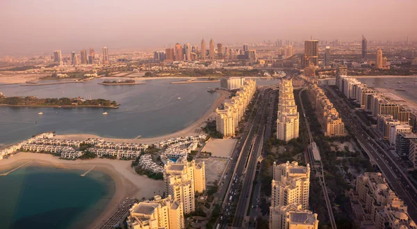 Dubais Skyline Bei Sonnenuntergang Moderne Stadt Mit Wolkenkratzern Vom Wasser — Stockfoto