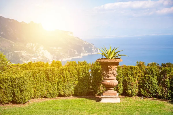 Vista Panoramica Una Terrazza Con Giardino Ravello Affacciata Sulla Costiera — Foto Stock