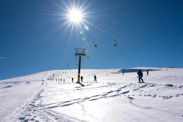 Mensen Die Gebruik Maken Van Skilift Zonnige Winterdag Een Resort — Stockfoto