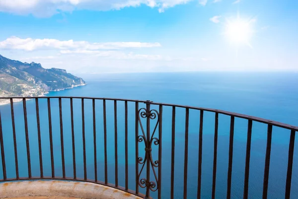 Malowniczy Widok Taras Ravello Widokiem Wybrzeże Morza Amalfi Włochy — Zdjęcie stockowe