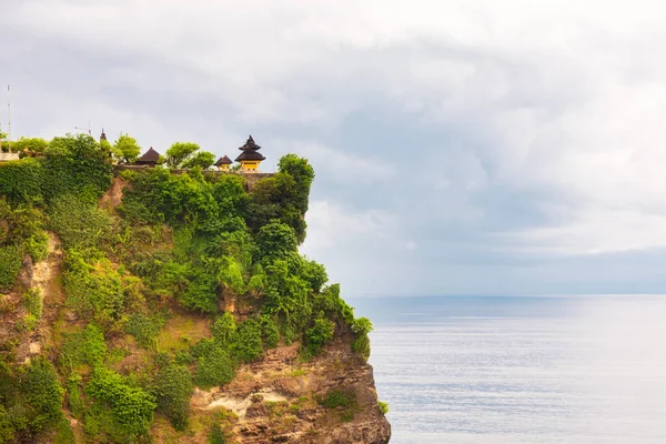 Endonezya, Bali 'de okyanus kıyısında Uluwatu uçurumu